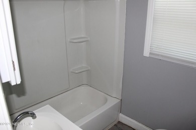 Quaint Home, 2 bedroom 1 bathroom home. Located Near Edgewood - photo 13