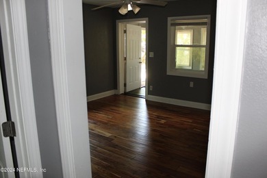 Quaint Home, 2 bedroom 1 bathroom home. Located Near Edgewood - photo 17