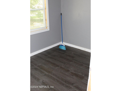 Quaint Home, 2 bedroom 1 bathroom home. Located Near Edgewood - photo 18