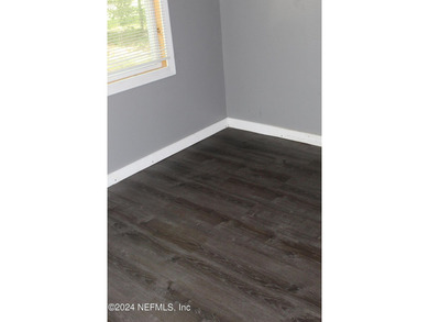 Quaint Home, 2 bedroom 1 bathroom home. Located Near Edgewood - photo 19