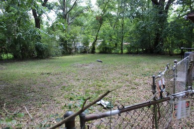 Quaint Home, 2 bedroom 1 bathroom home. Located Near Edgewood - photo 21