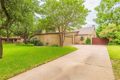 Experience exceptional golf course living in this beautifully - photo 3