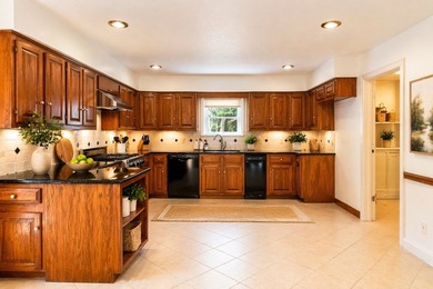 Experience exceptional golf course living in this beautifully - photo 9