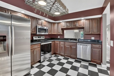 Immaculate 2 bedroom, 2 bathroom condo in sought-after Century - photo 4