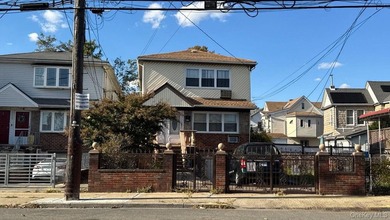 Colonial-style home featuring 5 bedrooms, 3 full baths, a formal - photo 1