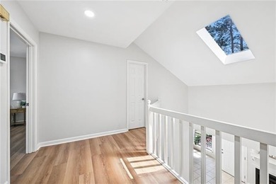 Beautifully renovated Greenleaves condominium offering stylish - photo 11