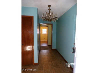 Welcome to 487 Silver Ridge Avenue-an inviting brick ranch set - photo 4