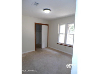 Welcome to 487 Silver Ridge Avenue-an inviting brick ranch set - photo 9