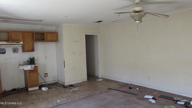 Great investor opportunity. 3bedroom 2bath fixer 1073 square - photo 3