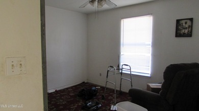 Great investor opportunity. 3bedroom 2bath fixer 1073 square - photo 4