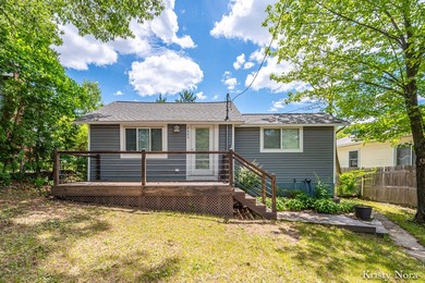 Charming bungalow that's move-in ready and full of appeal! This - photo 1