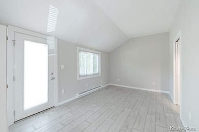 Charming bungalow that's move-in ready and full of appeal! This - photo 2