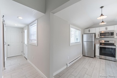 Charming bungalow that's move-in ready and full of appeal! This - photo 7