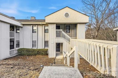 Freshly renovated and truly turnkey, this serene single-level - photo 1