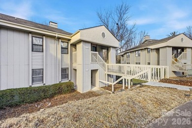 Freshly renovated and truly turnkey, this serene single-level - photo 2