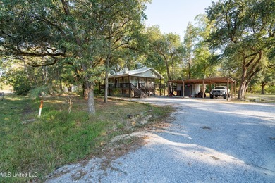 This is a Very Nice, Well Maintained home that backs up to Wolf - photo 3