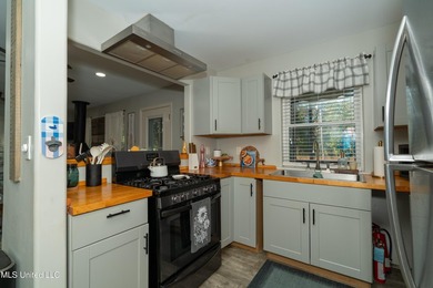 This is a Very Nice, Well Maintained home that backs up to Wolf - photo 8