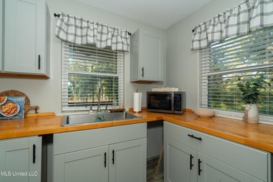 This is a Very Nice, Well Maintained home that backs up to Wolf - photo 9