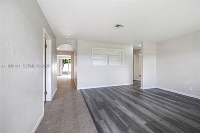 Spacious single-family home with no HOA featuring 4 bedrooms and - photo 4