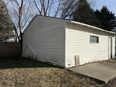 This property is step from the lake and would be great for a - photo 6