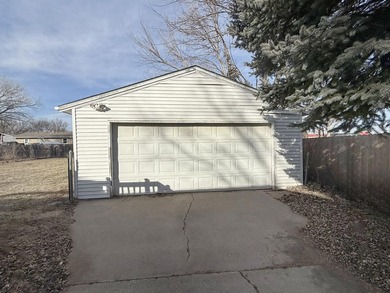 This property is step from the lake and would be great for a - photo 7