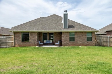 Welcome to this stunning, like-new 3-bedroom, 2-bathroom home in - photo 3