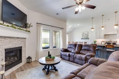 Welcome to this stunning, like-new 3-bedroom, 2-bathroom home in - photo 7