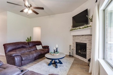 Welcome to this stunning, like-new 3-bedroom, 2-bathroom home in - photo 8
