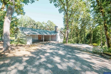 Room to Breathe Minutes from Downtown AlbanyOn a private