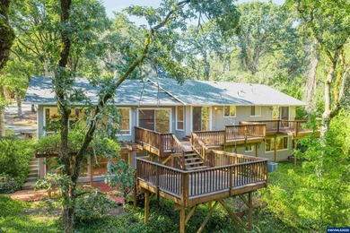 Room to Breathe Minutes from Downtown AlbanyOn a private