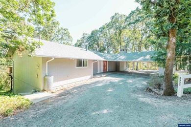 Room to Breathe Minutes from Downtown AlbanyOn a private