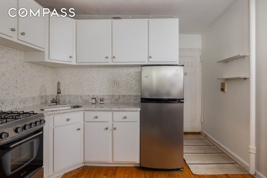 Perfectly positioned on prime Jane Street, this bright West - photo 4
