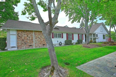 Rarely available, super popular, Alder end unit in an elevated - photo 3