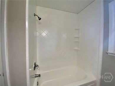 Excellent property to live in or add to a rental portfolio - photo 8