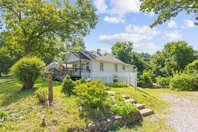Darling 2 bedroom 1 bath updated house sits on a secluded treed - photo 2