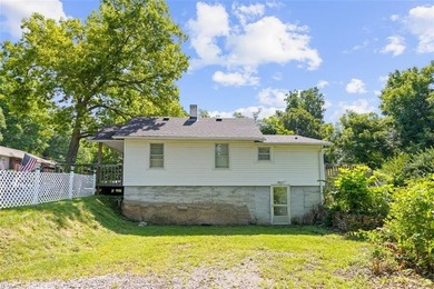 Darling 2 bedroom 1 bath updated house sits on a secluded treed - photo 3
