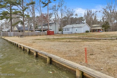 Beautiful prime lakefront property offering breathtaking - photo 16