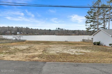 Beautiful prime lakefront property offering breathtaking - photo 17
