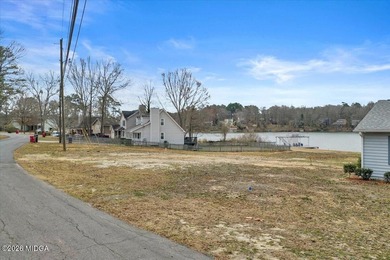 Beautiful prime lakefront property offering breathtaking - photo 18