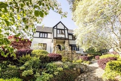 This exceptional six-bedroom estate and detached cottage - photo 1