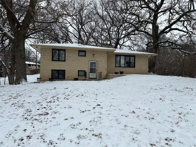 Saylorville Lake Home For Sale in Des Moines Iowa