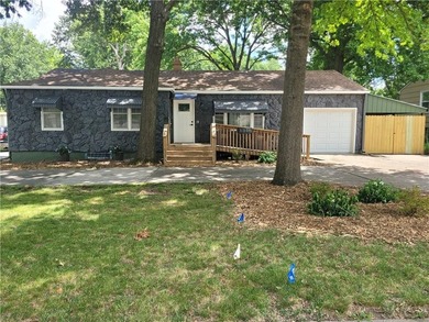 Welcome to your perfect home! This move-in ready true ranch has - photo 1