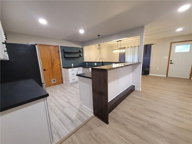 Welcome to your perfect home! This move-in ready true ranch has - photo 2