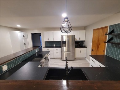 Welcome to your perfect home! This move-in ready true ranch has - photo 3