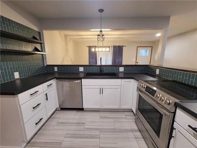 Welcome to your perfect home! This move-in ready true ranch has - photo 4