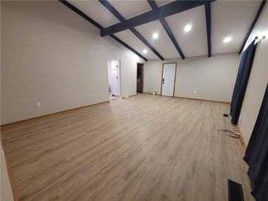 Welcome to your perfect home! This move-in ready true ranch has - photo 6