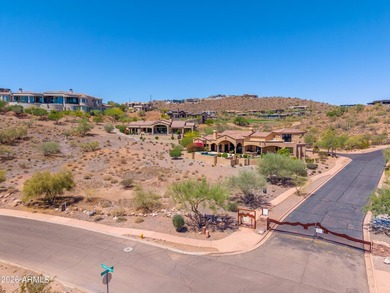 Beautiful gentle sloping lot, just shy of an acre at the back - photo 3