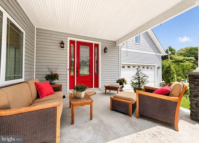 This exceptional custom home on a double waterfront lot offers - photo 5