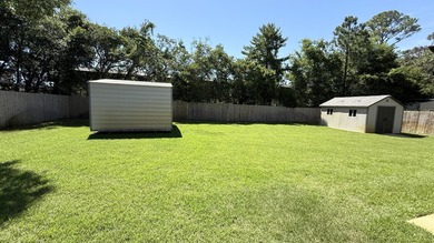 MOVE-IN-READY! 3BR/1.5BA Brick/Hardie Board home conveniently - photo 31