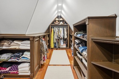 Welcome to an EXTRAORDINARY CUSTOM-BUILT ESTATE tucked away on - photo 31